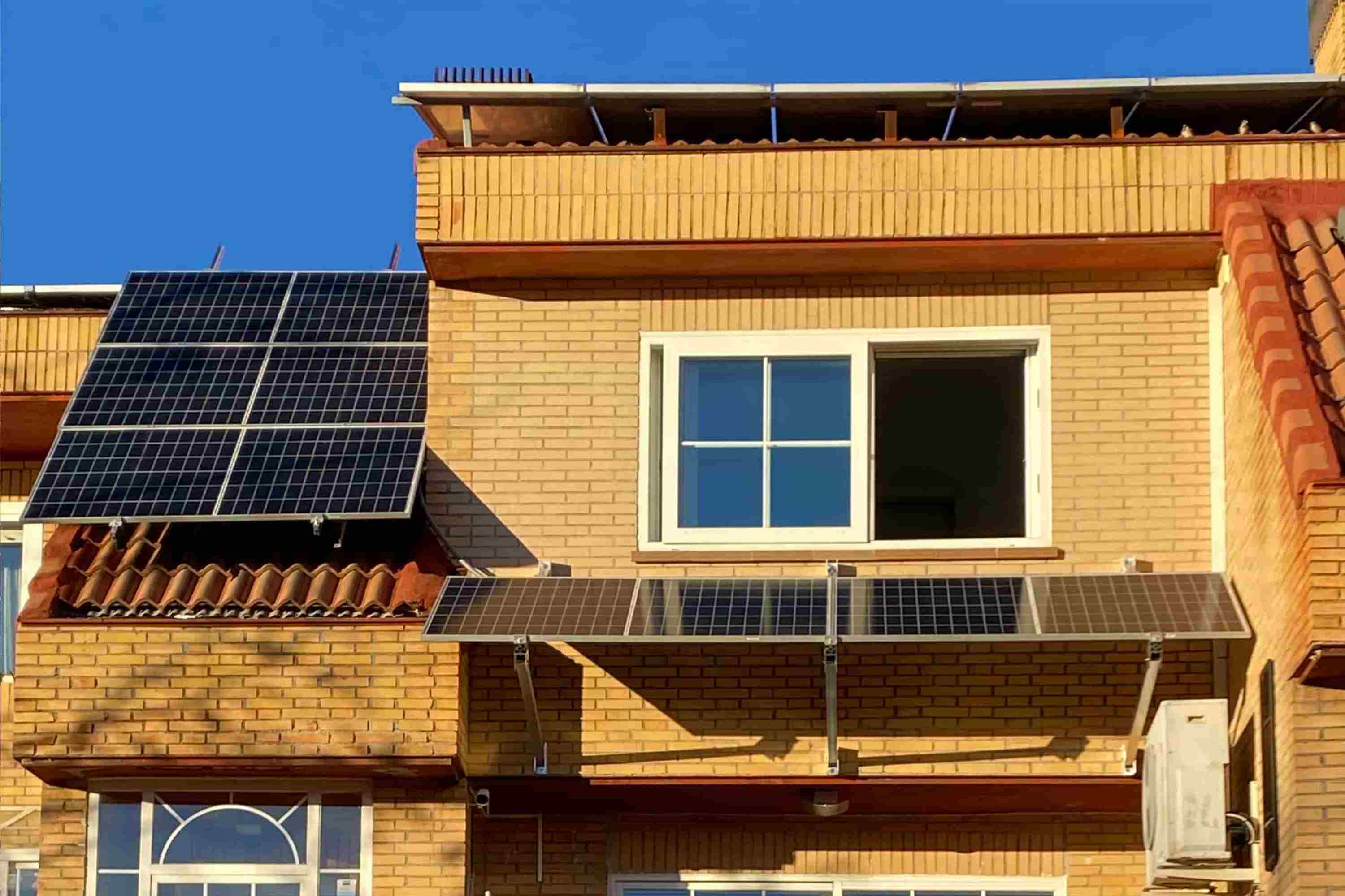 A Tigo Energy optimizer installation in spain that includes multiple arrays of rooftop modules. Tigo optimizers combat against mismatch to maximize solar system performance.